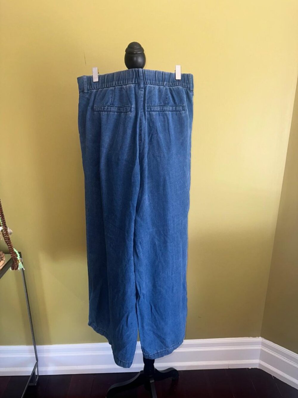 American Eagle High-Waisted Lightweight Wide-Leg Flowy Soft Denim Pants - Picture 5 of 8
